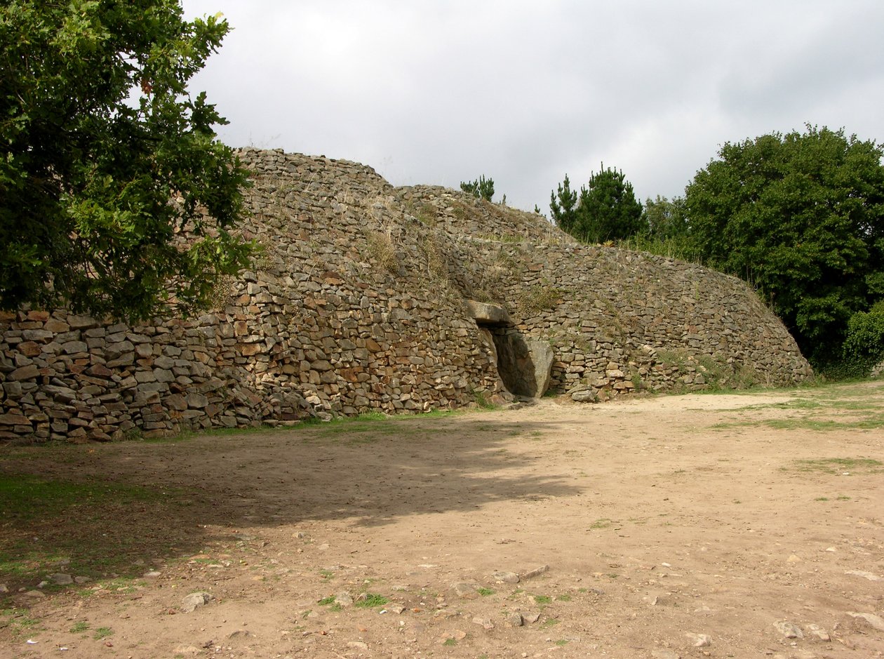 Wejście do grobu przejazdowego, odkryte w 1825 r. autorstwa Neolithic