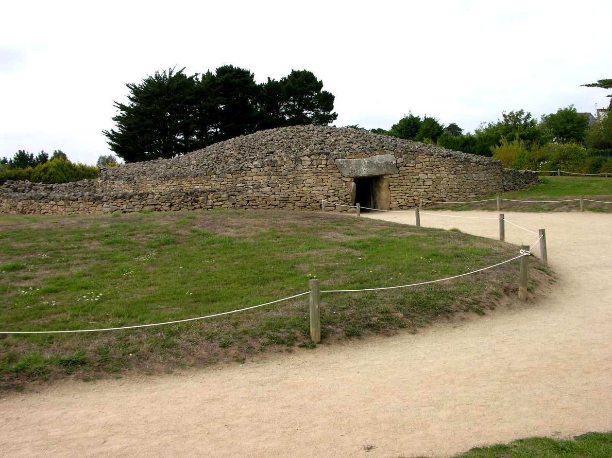 Wejście do grobu korytarzowego, odkryte 1825 autorstwa Neolithic