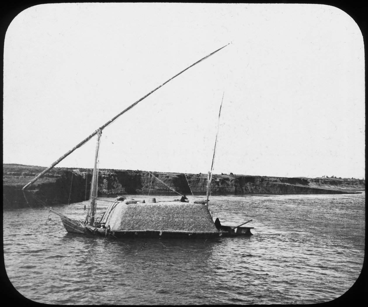 Obciążony dahabiyeh, Egipt, c1890 autorstwa Newton and Co