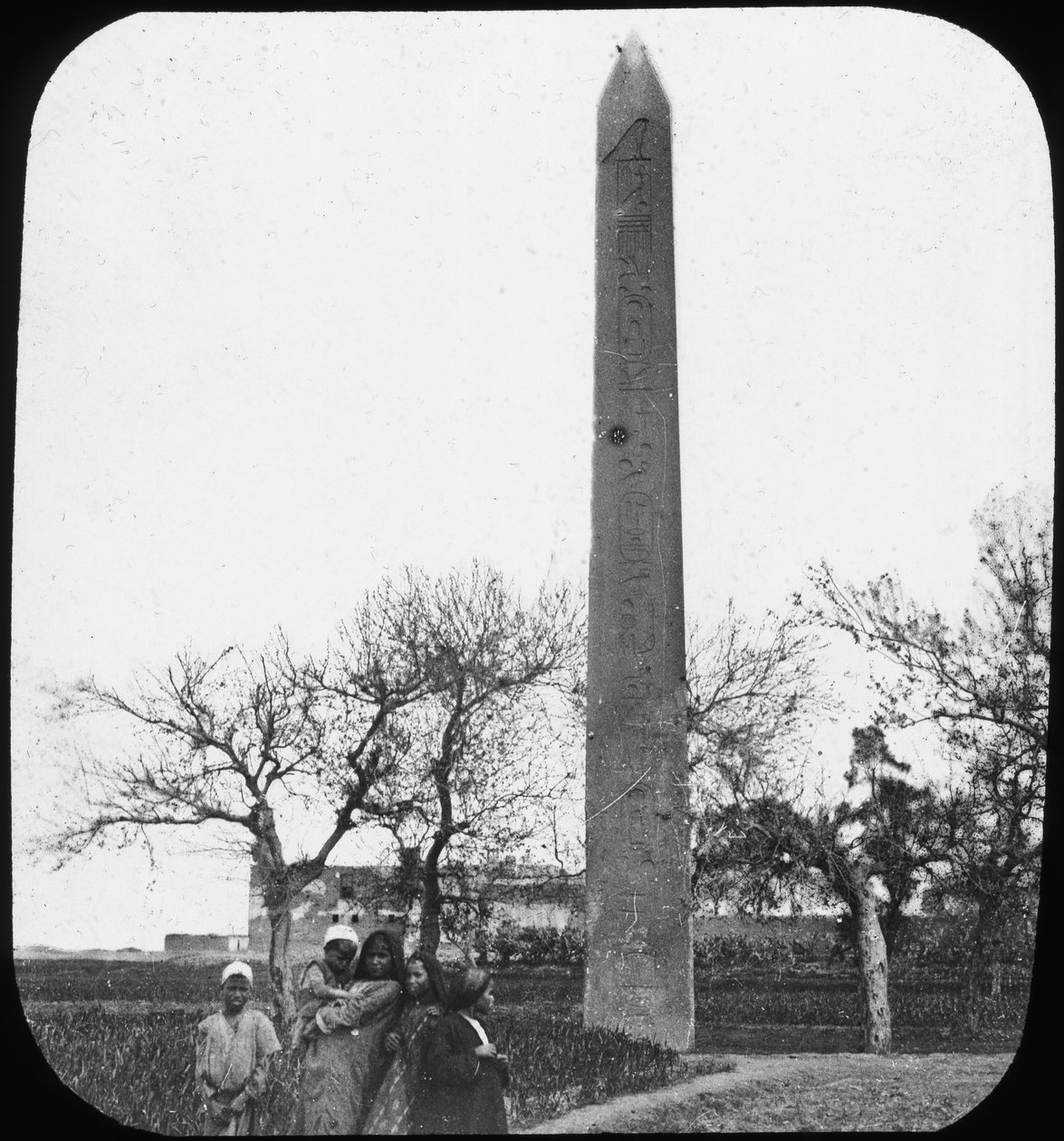 Obelisk, Heliopolis, Egipt, ok. 1890 r. autorstwa Newton and Co