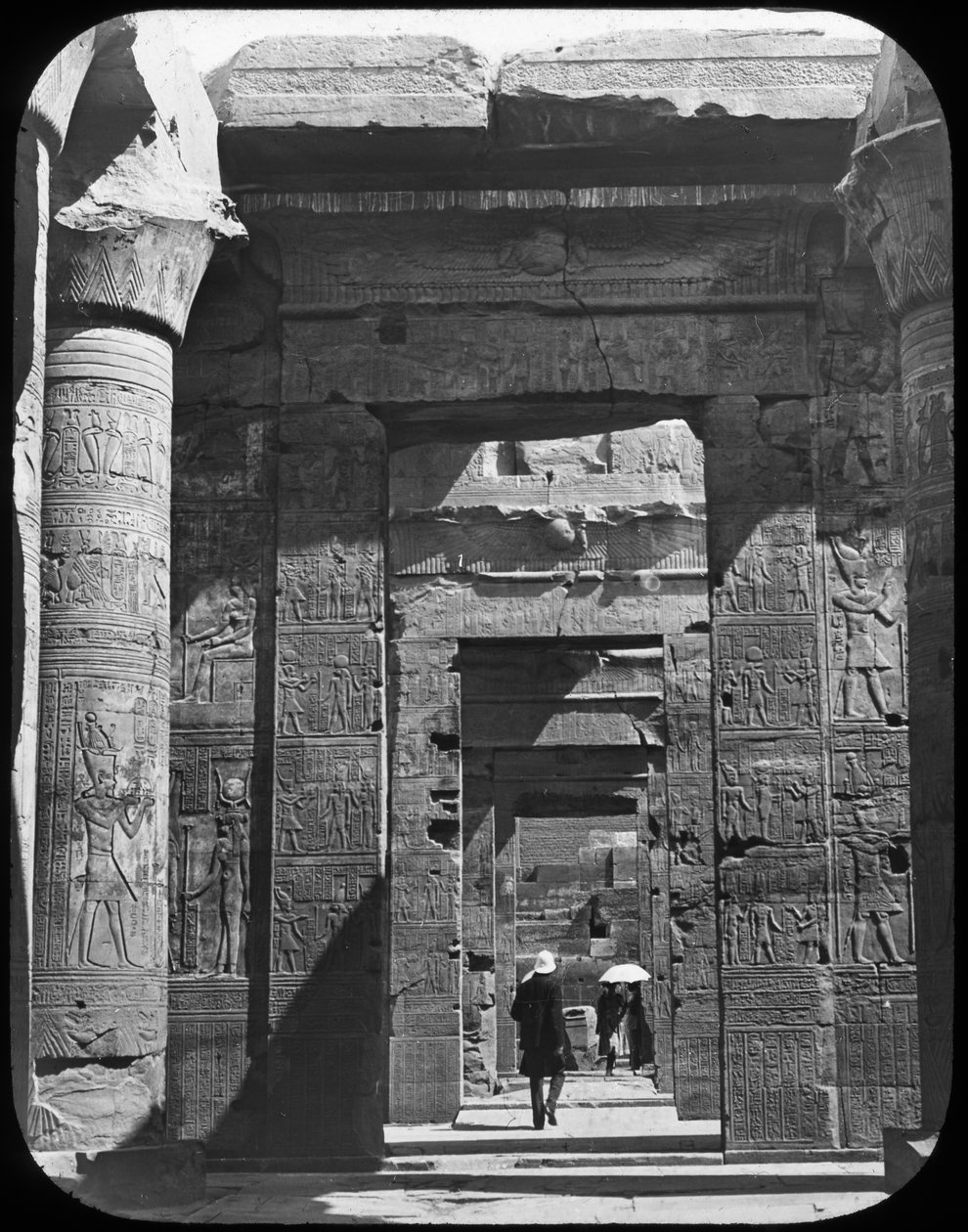 Wejście do świątyni, Kom Ombo, Egipt, ok. 1890 r. autorstwa Newton and Co