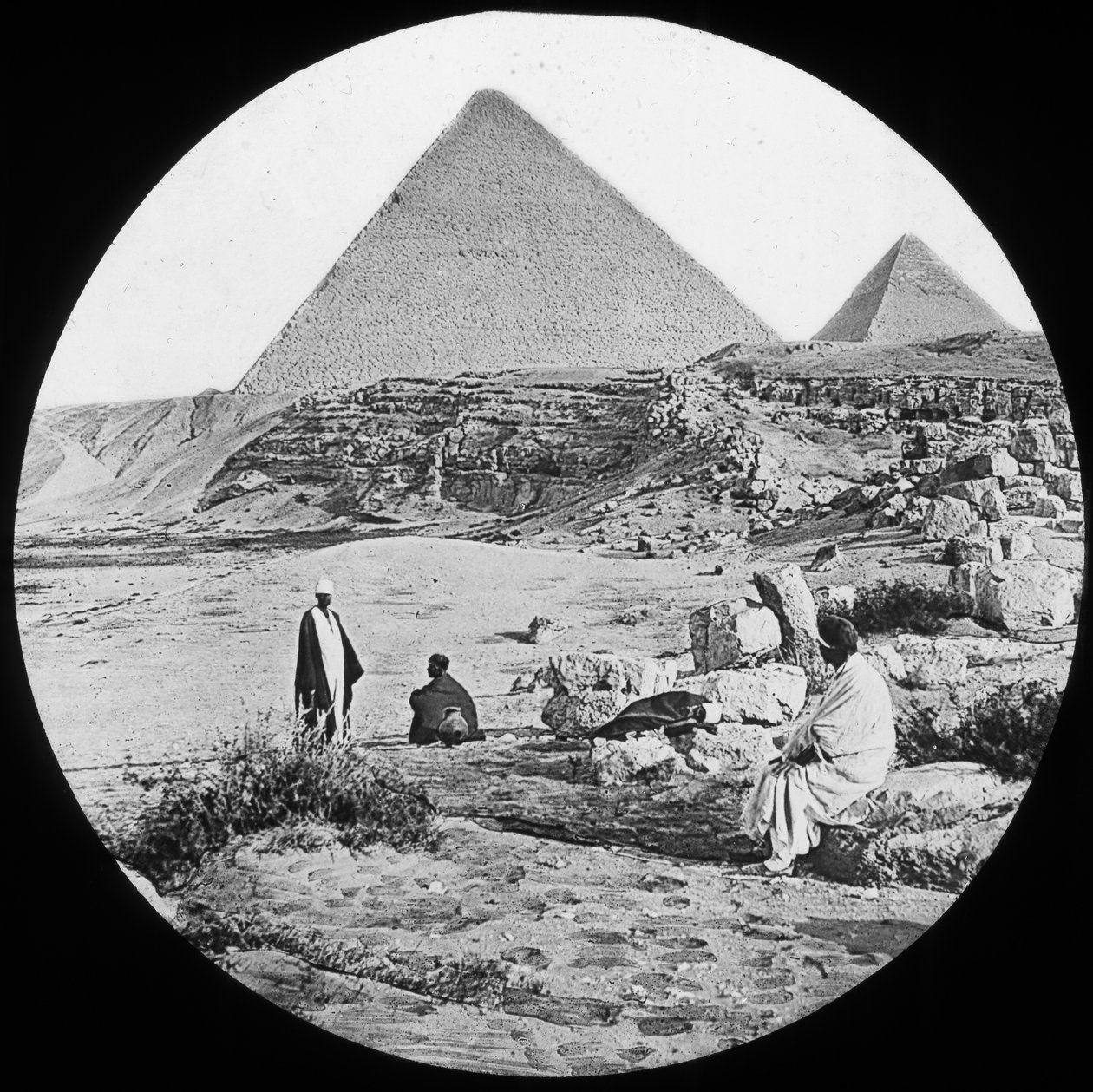 Wielkie Piramidy, Giza, Egipt, ok. 1890 r. autorstwa Newton and Co