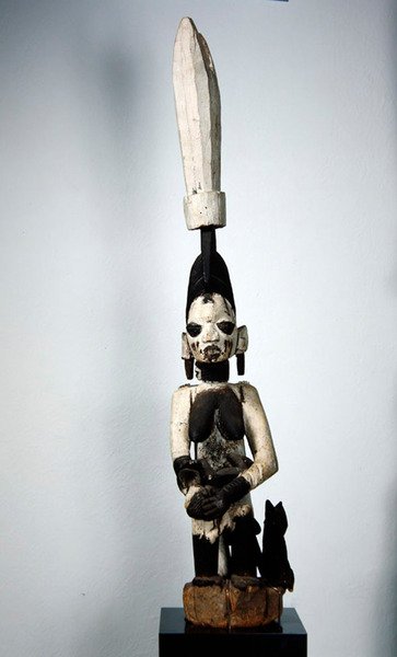 Verandah Post: Matka karmiąca swoje dziecko, Yoruba (drewno i farba) autorstwa Nigerian
