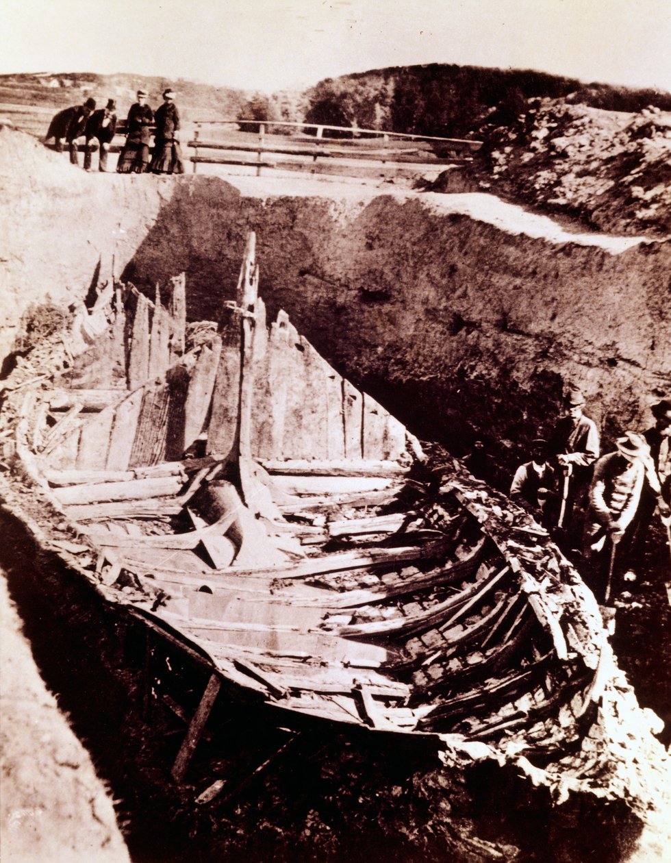 Wykopaliska łodzi Wikingów „Gokstad” odkryte w IX wieku Norwegia, 1880 autorstwa Norwegian Photographer