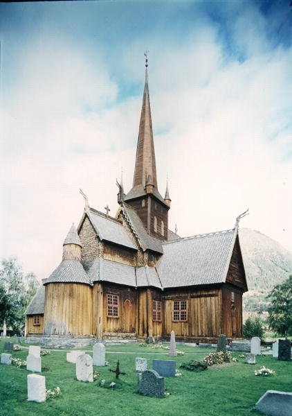 Kościół klepkowy Lom (Stavkyrkje) autorstwa Norwegian School