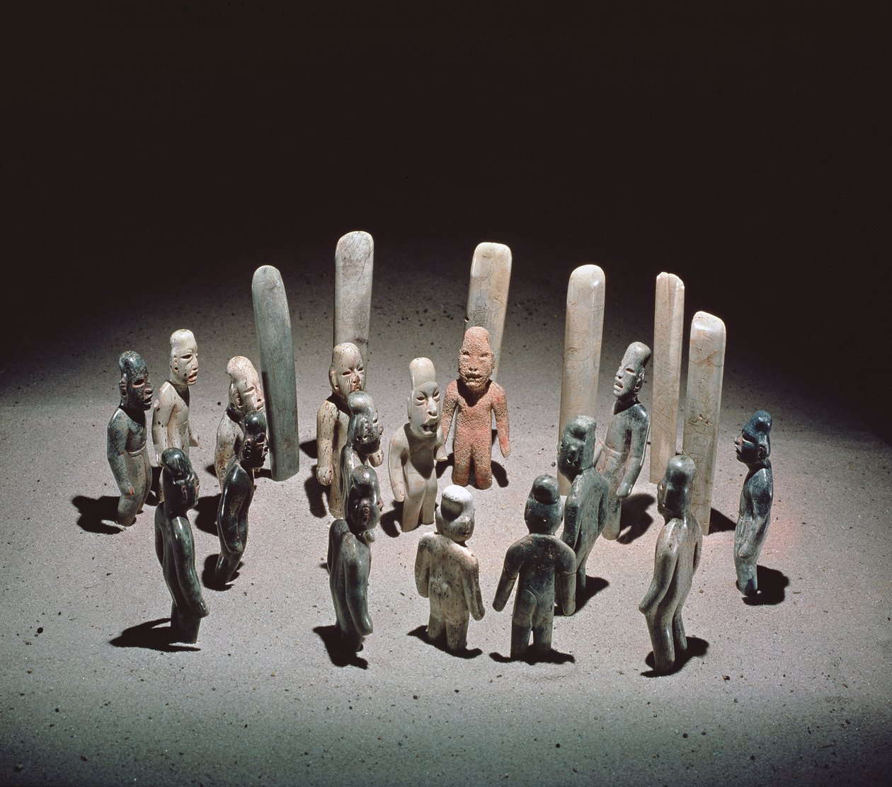 Ofiarowanie szesnastu postaci męskich, z La Venta, Tabasco, okres przedklasyczny, IX w. p.n.e. do I w. n.e. (jadeit) autorstwa Olmec