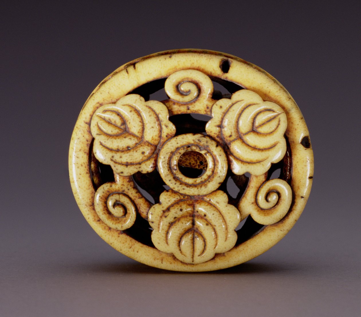 Netsuke w formie pudełka (hako) ok. 1870 (poroże jelenia) (pokrywka patrz 195498) autorstwa Ozaki Kokusai