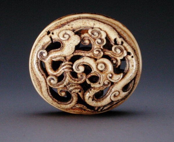 Netsuke w formie pokrywy pudełka (hako) ok. 1870 (patrz podstawa 195499) autorstwa Ozaki Kokusai