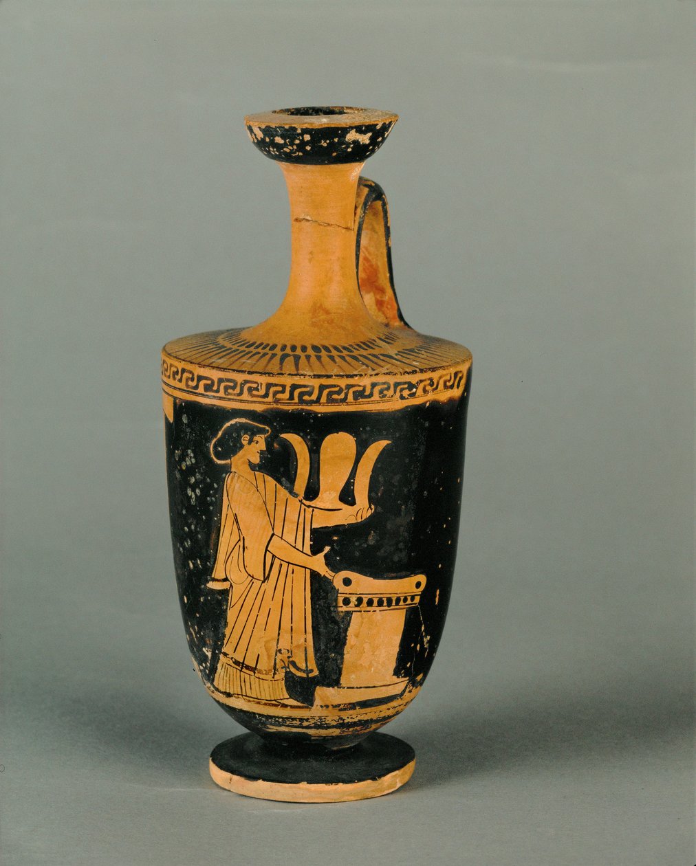 Kobieta przy ołtarzu. Mały, czerwony lekythos ... autorstwa Painter Icarus