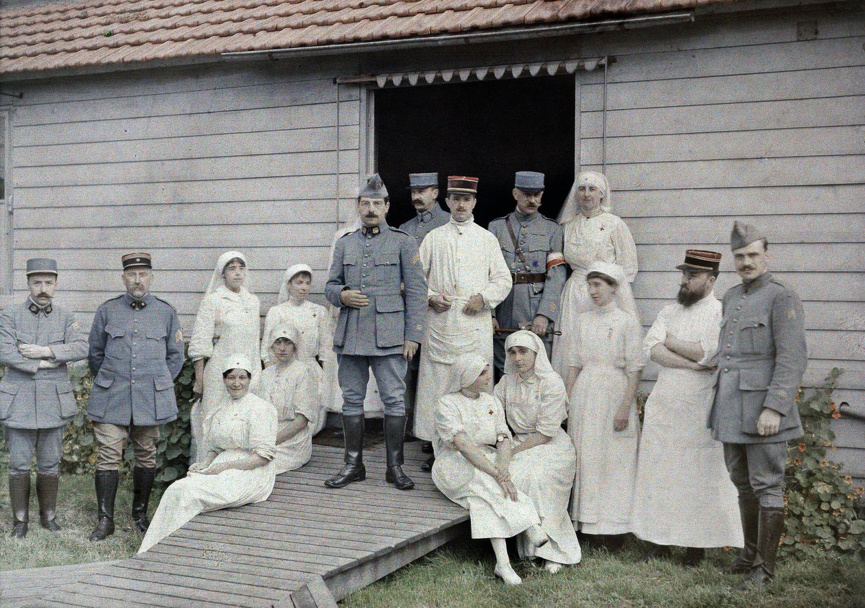 Lekarze, pielęgniarki i personel medyczny przed szpitalem polowym 55 w Bourbourg, Department Nord, Region Nord-Pas-de-Calais, Francja, 1 września 1917 (autochrome) autorstwa Paul Castelnau