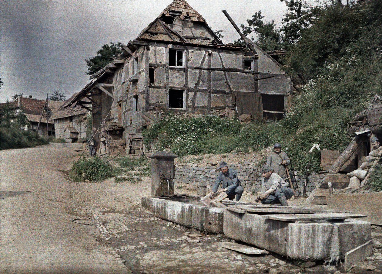 Dwóch francuskich żołnierzy przydzielonych do stacji telefonicznej piorących pranie w korycie, Largitzen, Department Haut-Rhin, Alzacja, Francja, 18 czerwca 1917 (autochrome) autorstwa Paul Castelnau