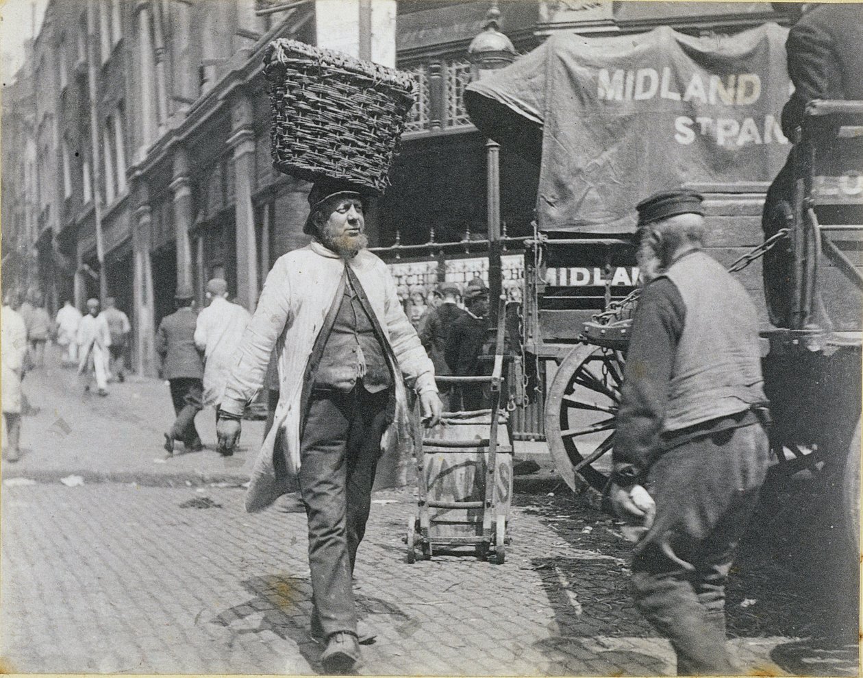 Tragarze rybni na targu Billingsgate, 1893 r. autorstwa Paul Martin