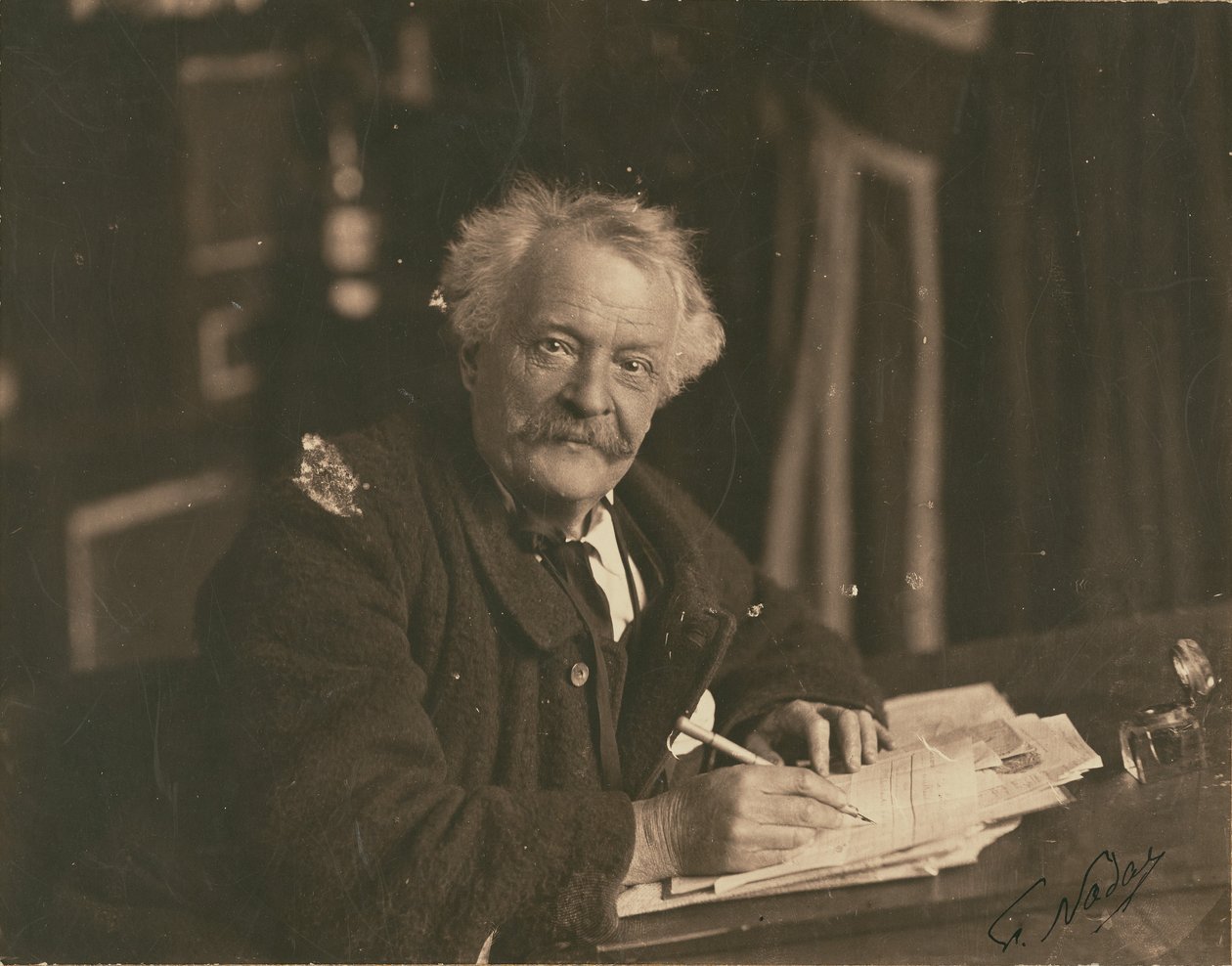 [Félix Nadar siedzi przy stole do pisania]. autorstwa Paul Nadar