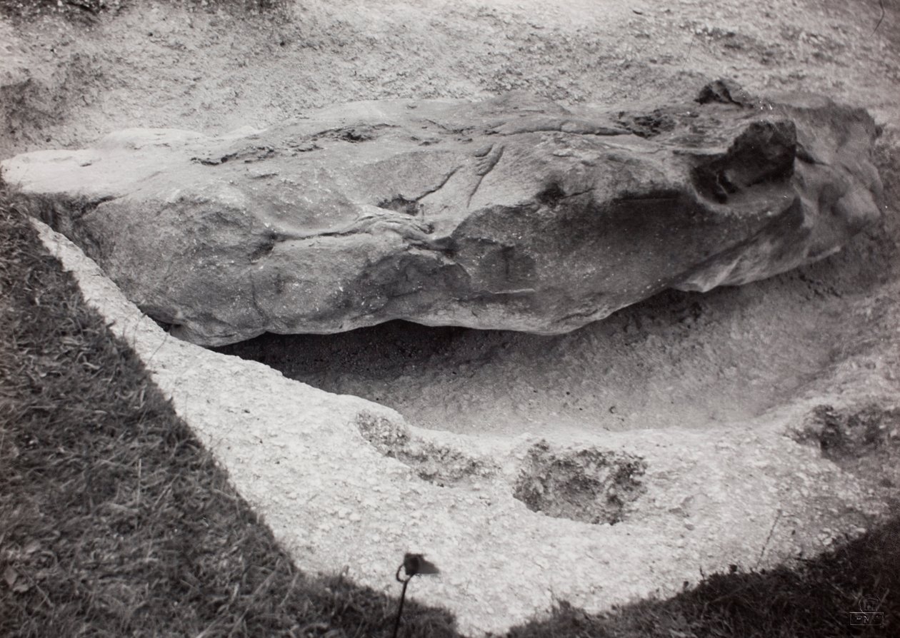 Skała zagłębiona w trawie autorstwa Paul Nash