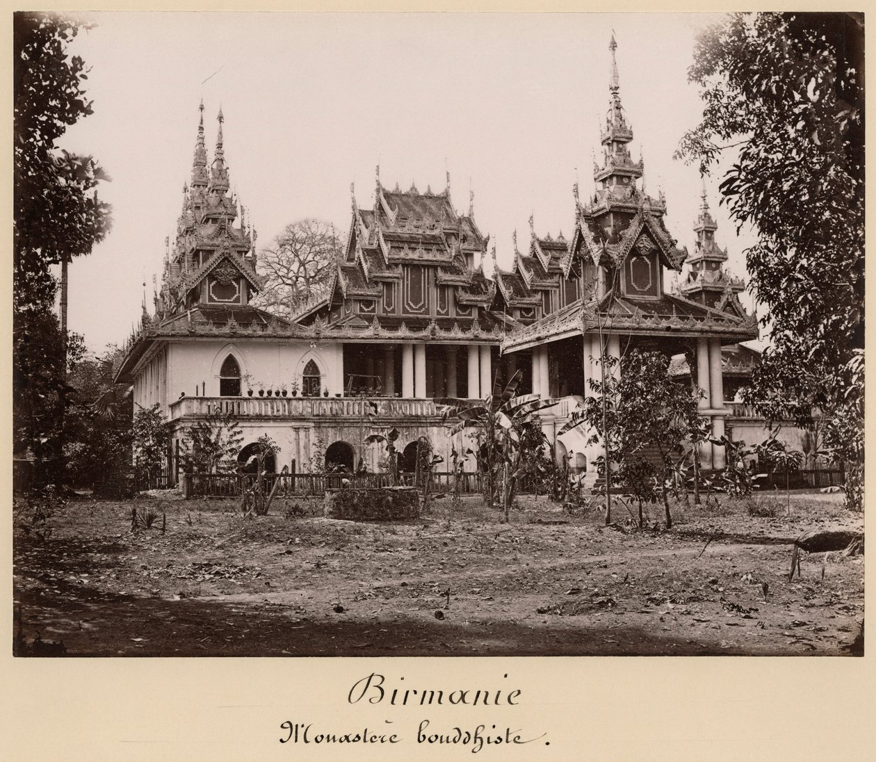 Klasztor Teik Kyaung, wyspa Ka Toe, niedaleko Moulmein, Birma, ok. 1848 (druk albumowy) autorstwa Philip Adolphe Klier