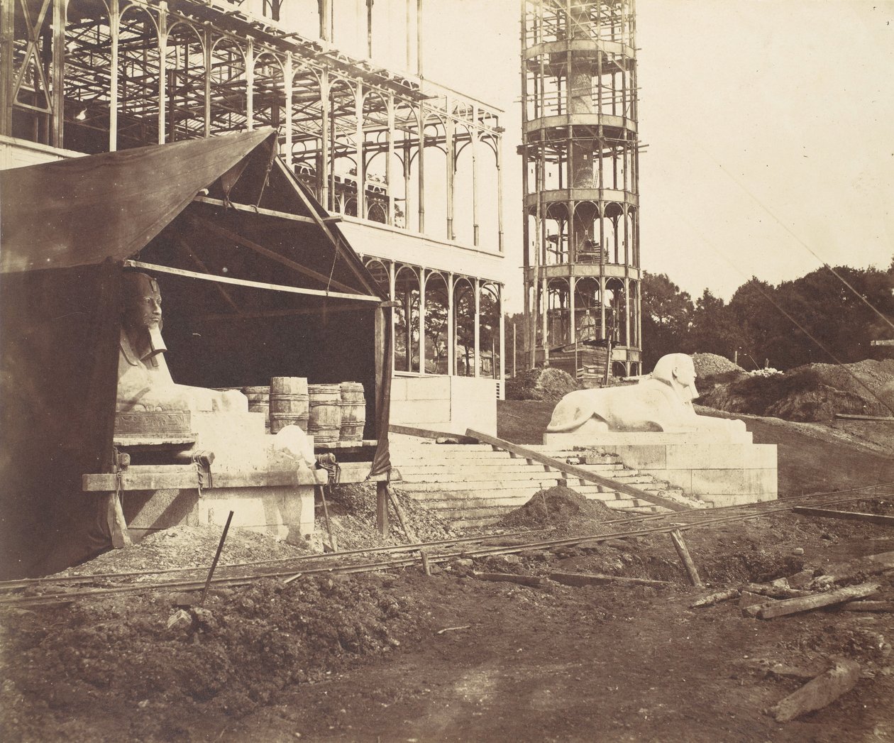 [Wyrzeźbienie sfinksa], 1854. autorstwa Philip Henry Delamotte