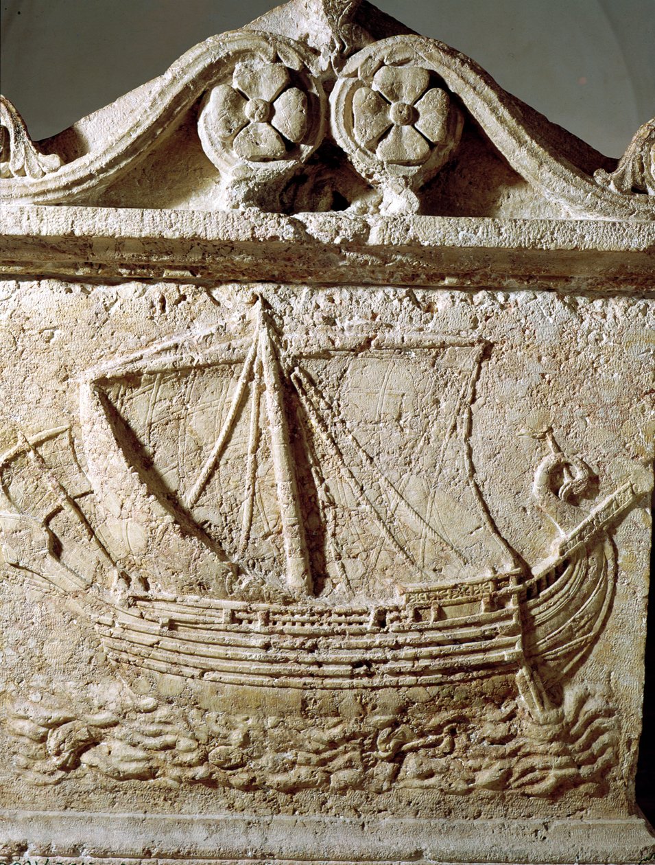 Fragment sarkofagu okrętowego z kamienia z Sydonu autorstwa Phoenician