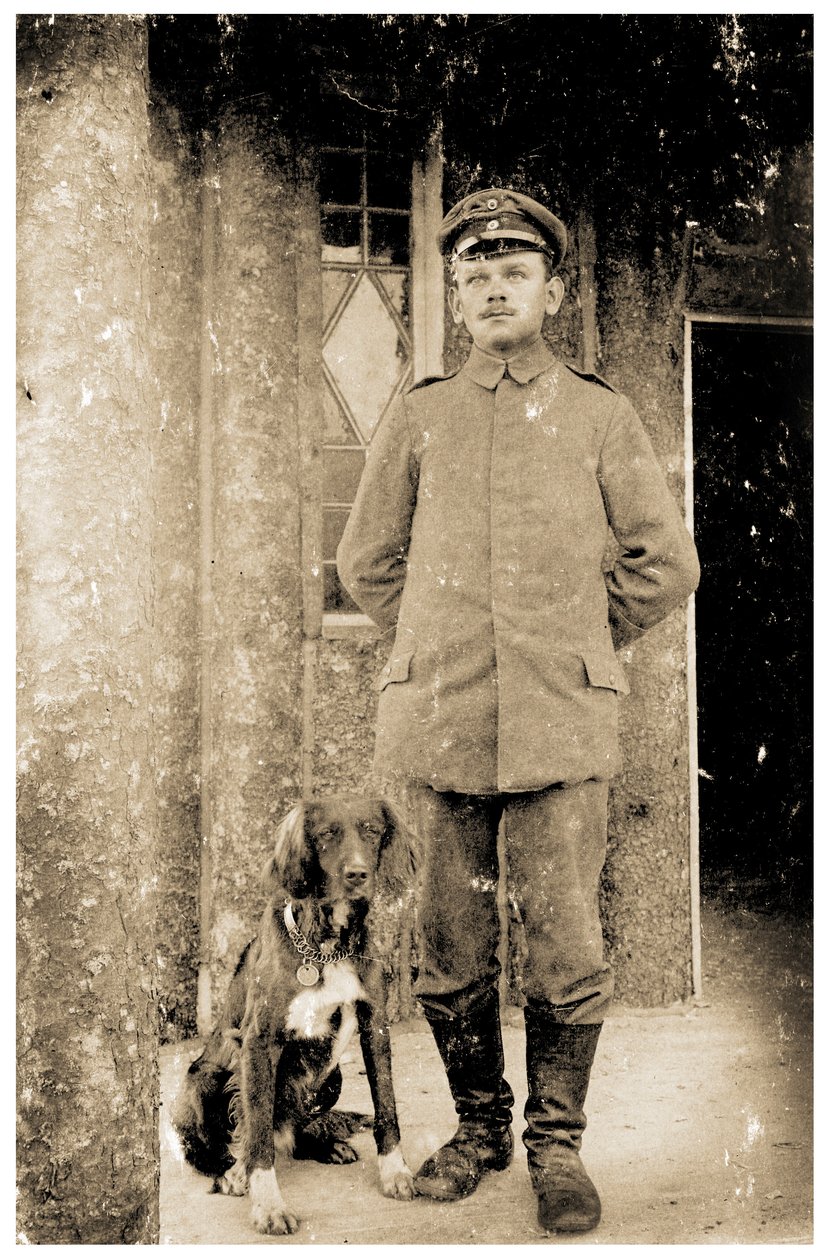 Feldwebel armii niemieckiej (sierżant) z psem autorstwa Photographer German