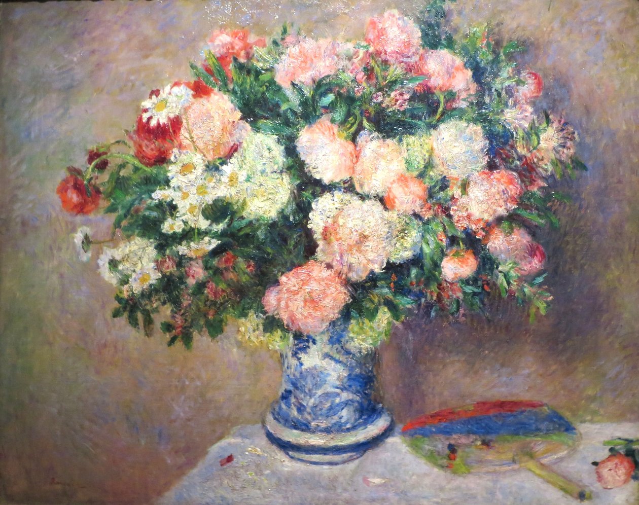 Bukiet chryzantem i japoński wachlarz autorstwa Pierre Auguste Renoir