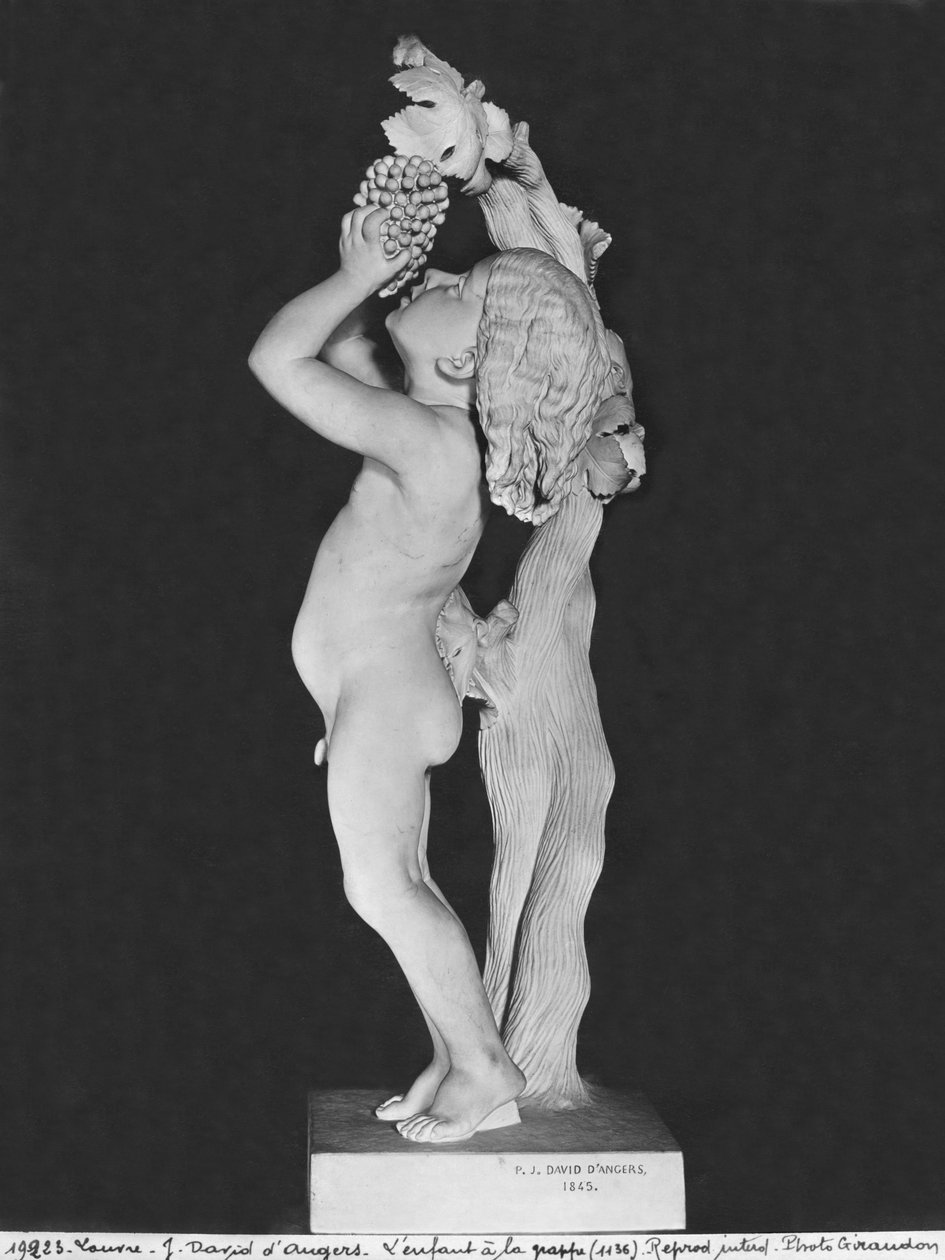 Dziecko z winogronami, 1845 (marmur) (patrz też 414583) autorstwa Pierre Jean David d
