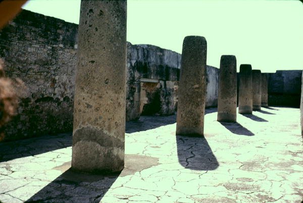 Dziedziniec z kolumnami autorstwa Pre Columbian Pre Columbian