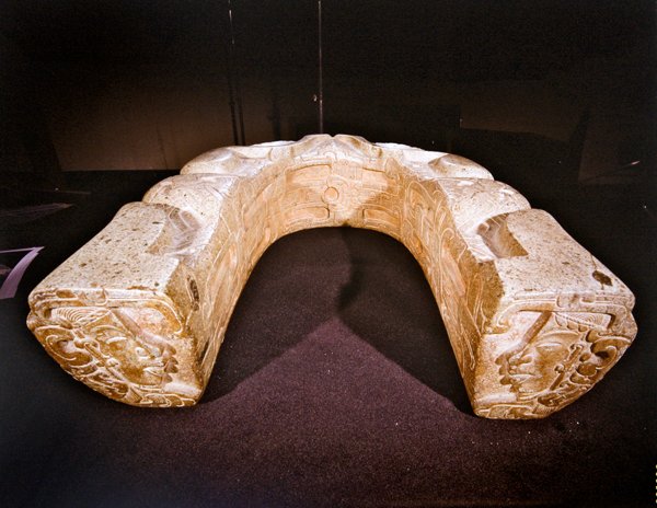 Widok z tyłu jarzma używanego w grach w piłkę, Vera Cruz autorstwa Pre Columbian Pre Columbian