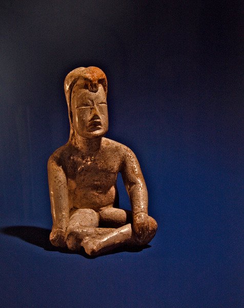 Postać siedząca, Kultura Olmeków (ceramika) autorstwa Pre Columbian Pre Columbian