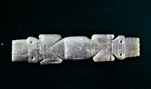 Wisiorek dwugłowy krokodyl, z Guacimo, okolice Linea Vieja (przezroczysty niebiesko-zielony jadeit) autorstwa Pre Columbian Pre Columbian