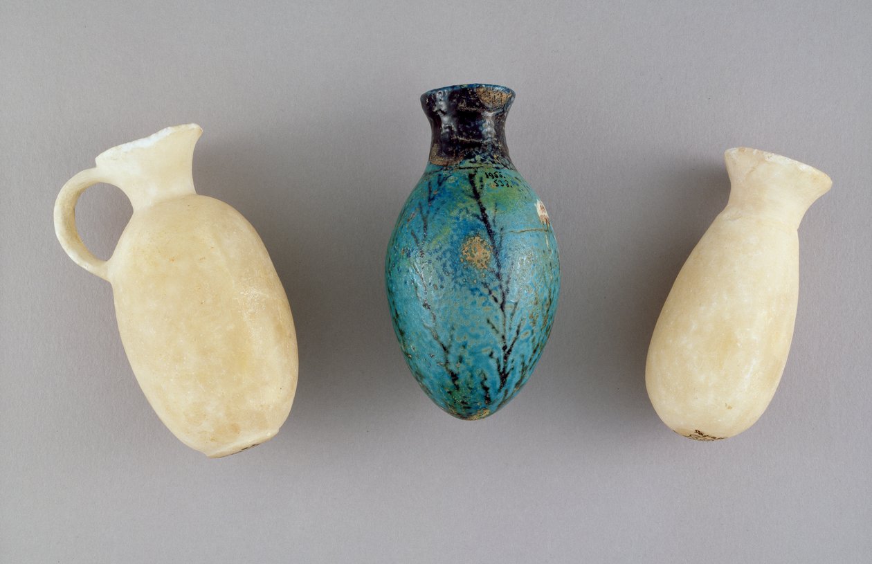 Trzy pojemniki na kosmetyki z grobowca G.37, Jerycho, ok. 1800-1700 p.n.e. (gips i fajans) autorstwa Prehistoric