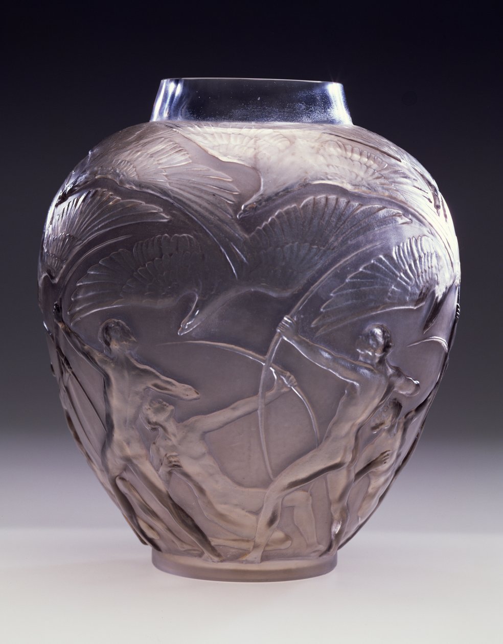 Wazon łuczników, 1921 (przydymiona patyna na szkle dmuchanym) autorstwa Rene Jules Lalique