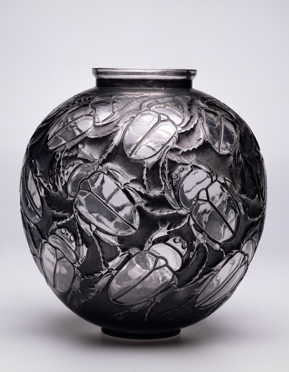 Duży wazon skarabeuszy, 1923 (czarna patyna i formowane szkło) autorstwa Rene Jules Lalique