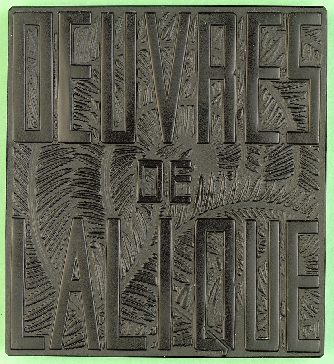 „Oeuvres de Lalique”, tablica z wytłoczonym napisem (czarne szkło) autorstwa Rene Jules Lalique