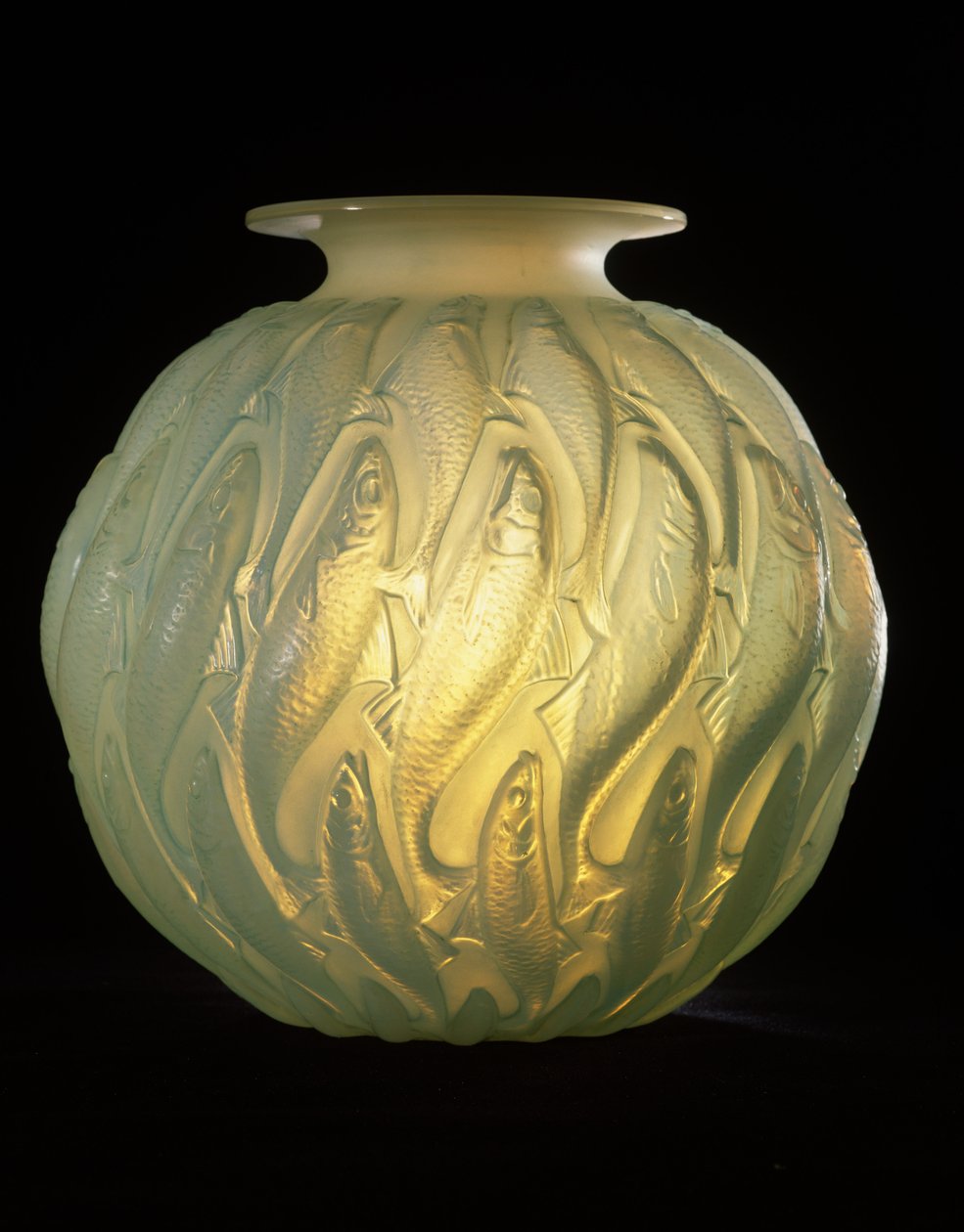 Wazon Łosoś, 1928 (białe opalizujące szkło) autorstwa Rene Jules Lalique