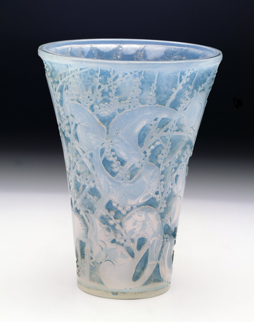 Wazon Senart, 1934 (niebieska patyna na opalizującym szkle) autorstwa Rene Jules Lalique