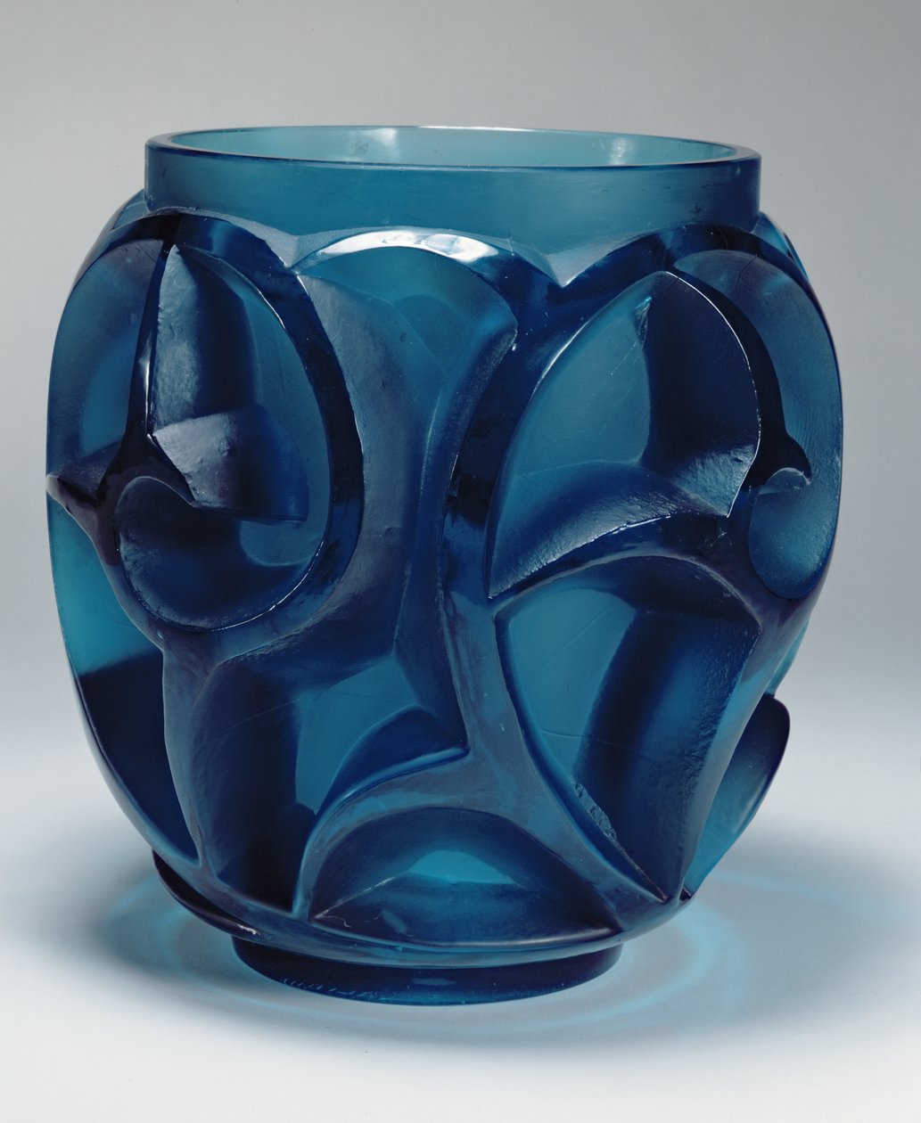 Wazon z Whirlpoolami, 1926 (formowane tłocznie szkło akwamarynowe) autorstwa Rene Jules Lalique