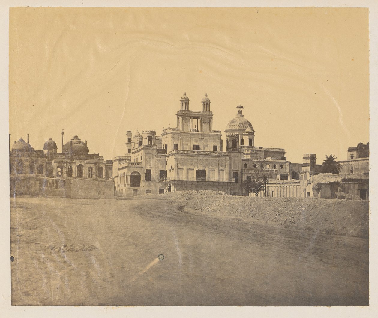[Pałac po powstaniu 1857 r.] autorstwa Robert C. Tytler