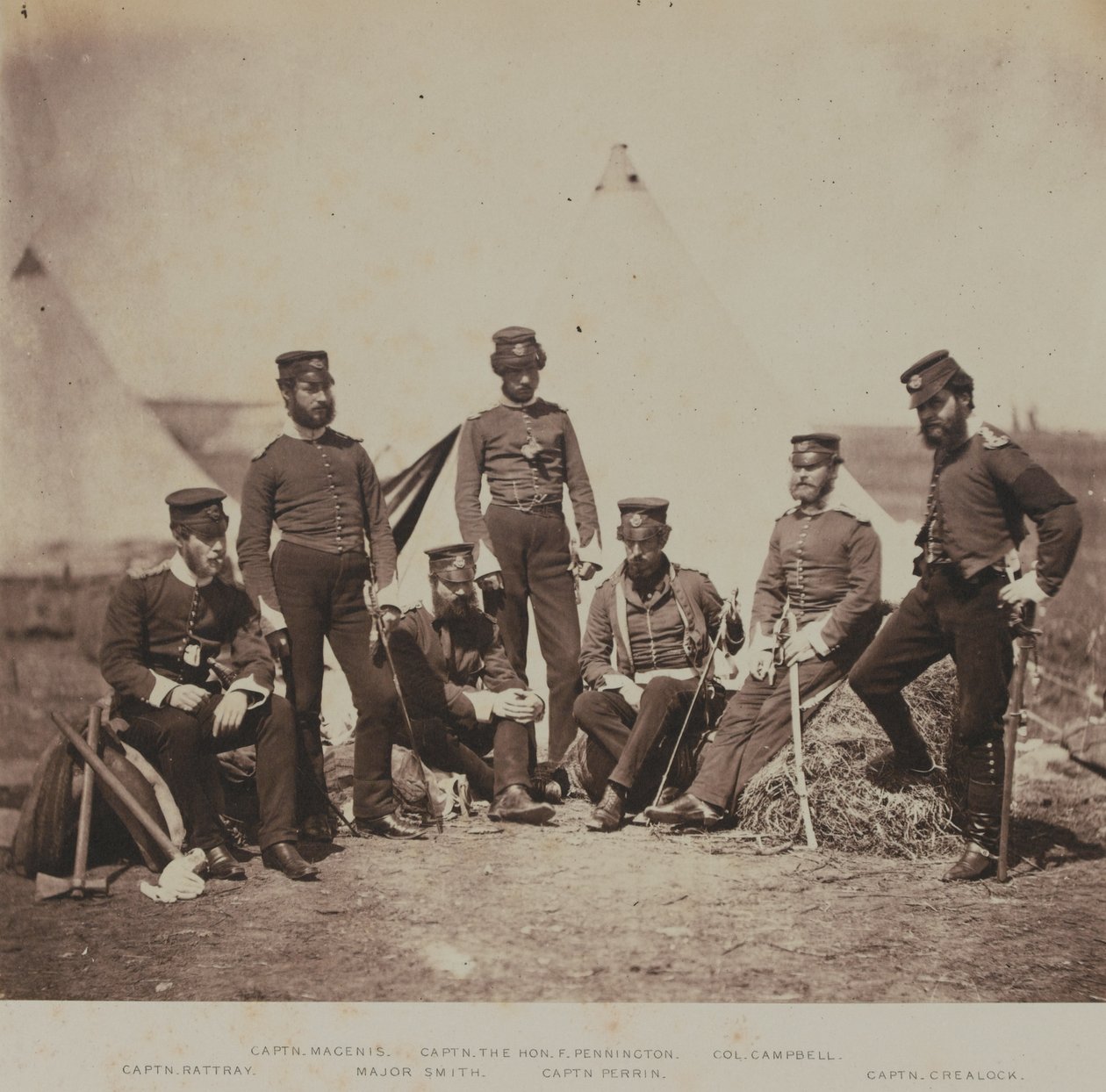 Oficerowie 90. (Perthshire Volunteers) (Lekkiej Piechoty) Pułku Piechoty, z albumu 52 fotografii związanych z wojną krymską, 1855 autorstwa Roger Fenton