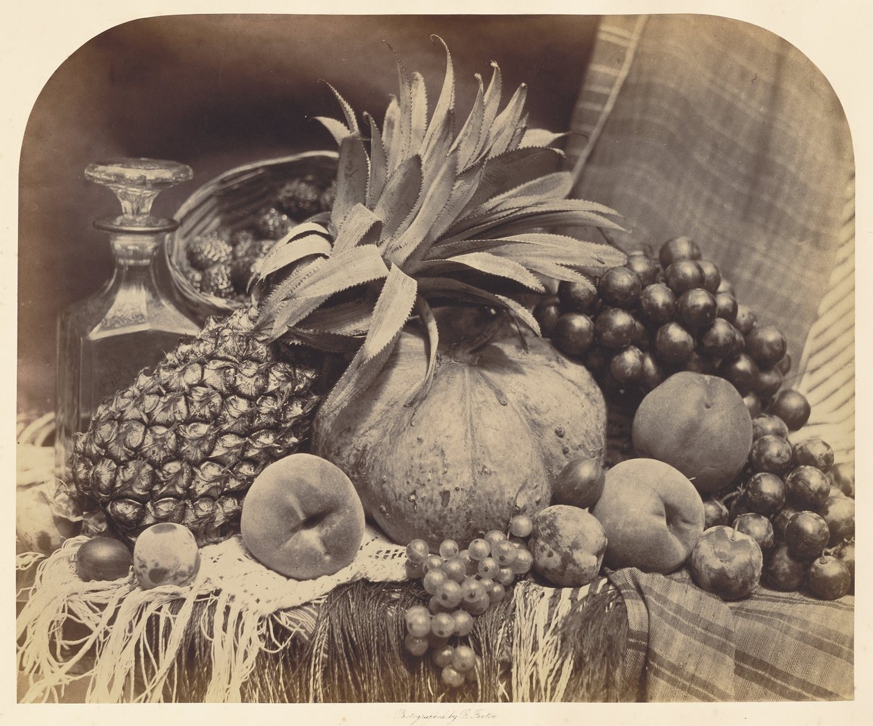 Martwa natura z owocami i karafką autorstwa Roger Fenton