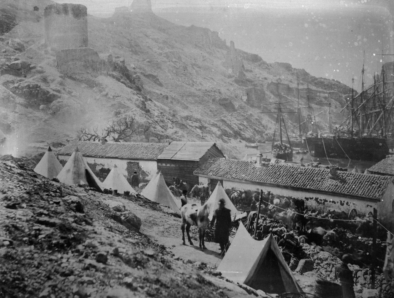 د کریمیا د جګړې په جریان کې د بالاکلوا بندر، c.1855 poli autorstwa Roger Fenton
