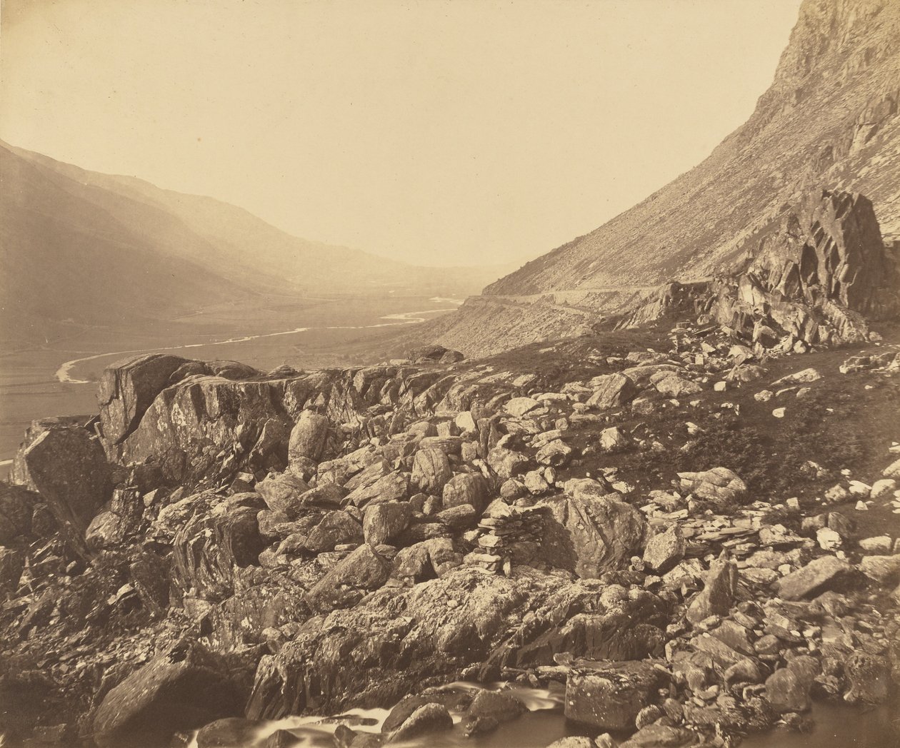 Skały na czele Glyn Francon. autorstwa Roger Fenton