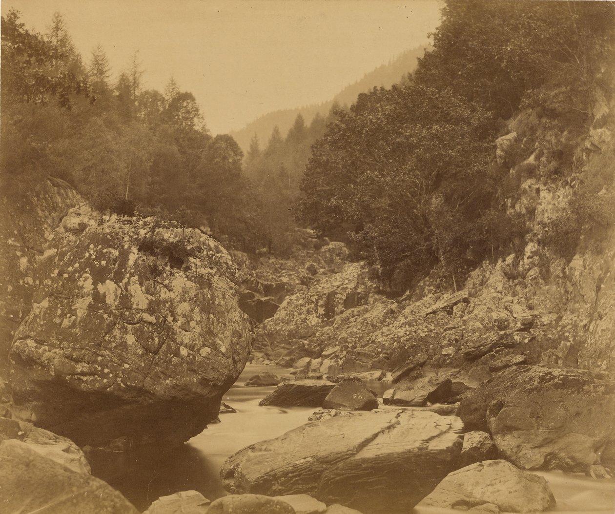Skały w Lwgwy: Bettws-y-Coed. autorstwa Roger Fenton