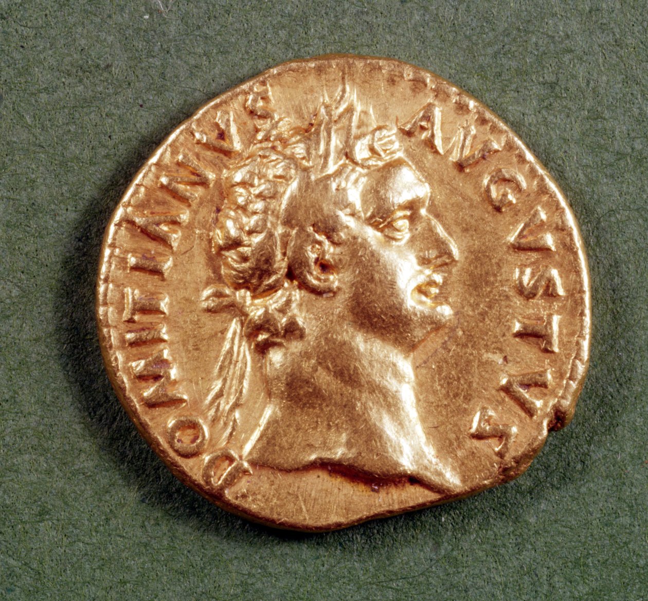 Aureus (awers) Domicjana (AD 81-96) w wieńcu laurowym. Napis: DOMITIANVS AVGVSTVS (złoto) autorstwa Roman