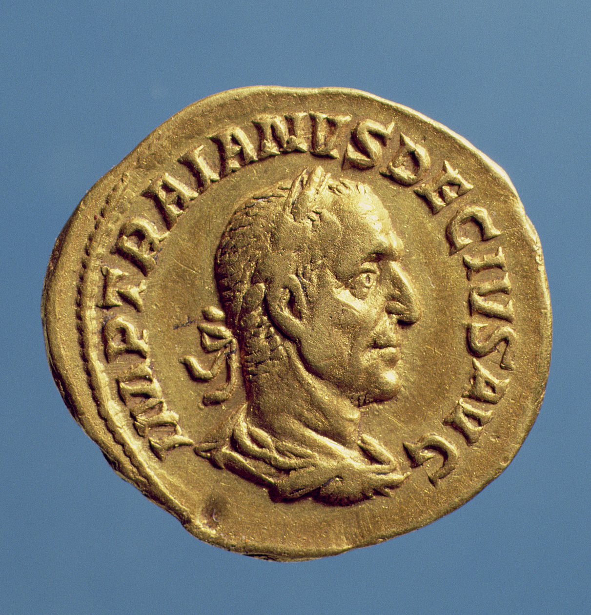 Aureus (awers) Trajana Decjusza (249-251) udrapowany, ubrany w wieniec laurowy (złoty) Napis: IMP TRAIANVS DECIVS AVG autorstwa Roman