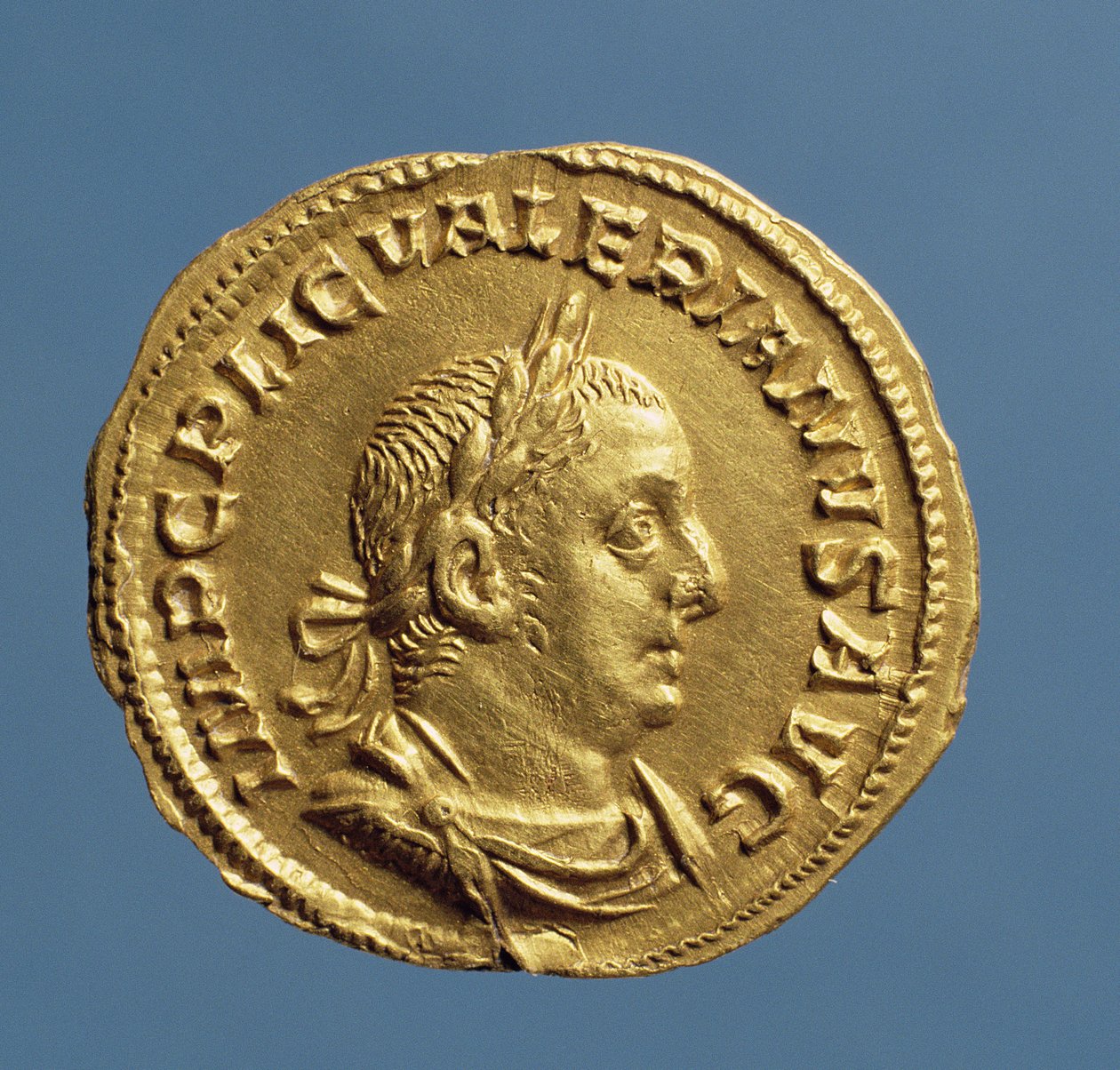 Aureus (awers) Waleriana I (253-260) udrapowany, z pancerzem, ubrany w wieniec laurowy. Napis: IMP C P LIC VALERIANVS AVG (złoty) autorstwa Roman