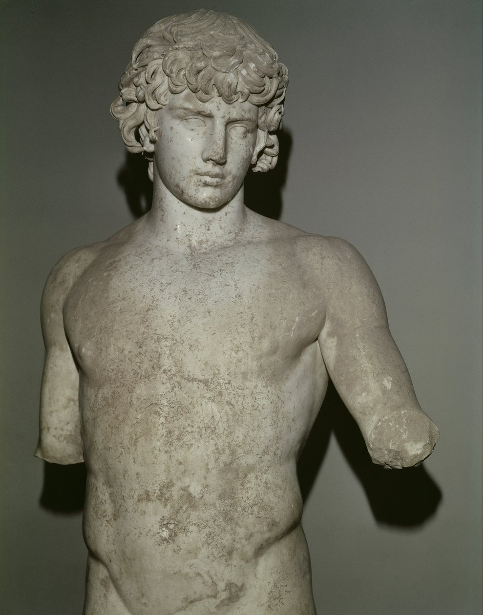 Figura Antinousa, po 130 r. n.e. (marmur) (detal) (zob. też 65413) autorstwa Roman