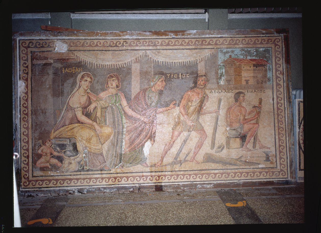 Posadzka przedstawiająca kształtowanie drewnianej krowy dla królowej Pasiphae, z Turcji Belkis (obecnie Zeugma) (mozaika) autorstwa Roman