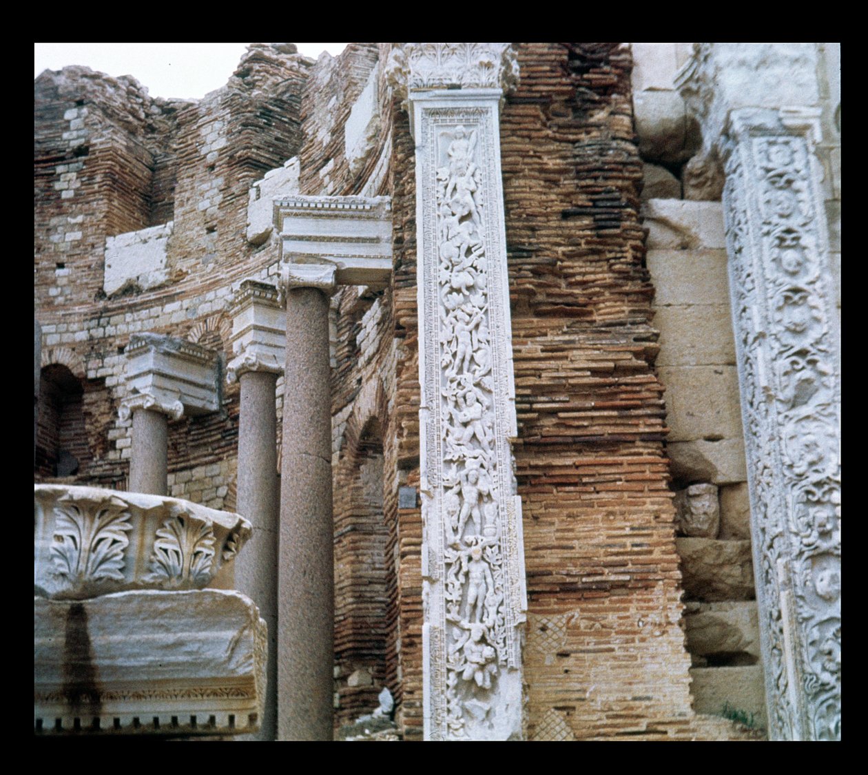 Pilastry w Bazylice Severana autorstwa Roman