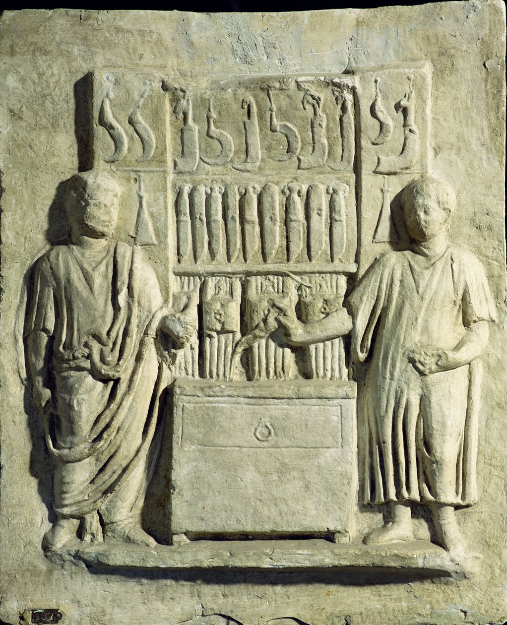 Relief przedstawiający sklep ze sztućcami autorstwa Roman