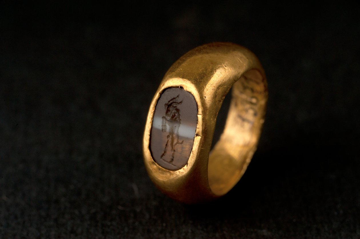 Pierścionek (złoto, chalcedon i agat) autorstwa Roman
