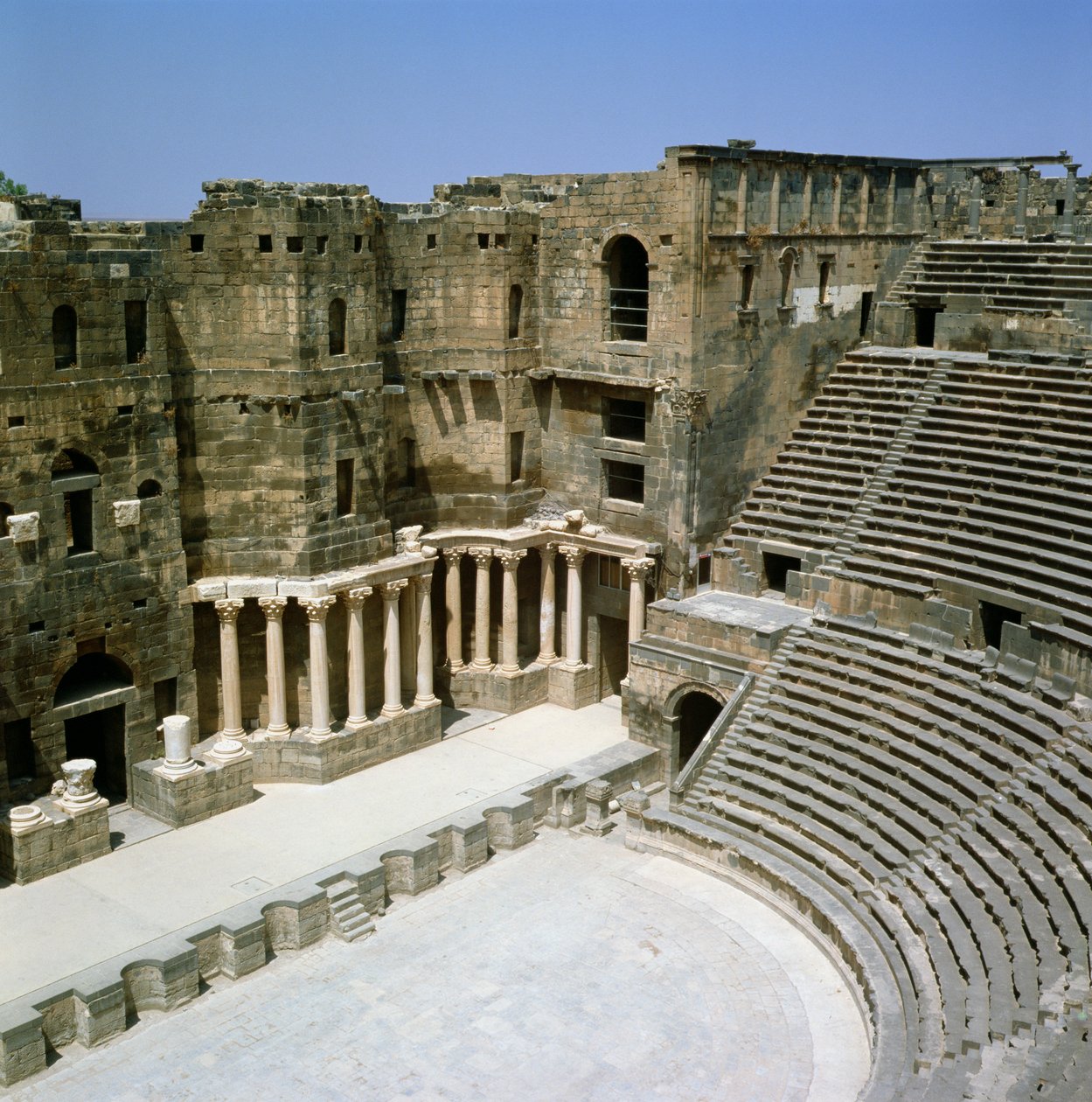 Teatr rzymski w Bosra (Busra), Syria, starożytna stolica prowincji Arabia, ok. V w. autorstwa Roman